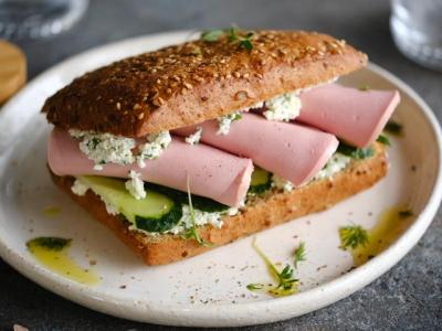 Сэндвич с колбасой и огурцами