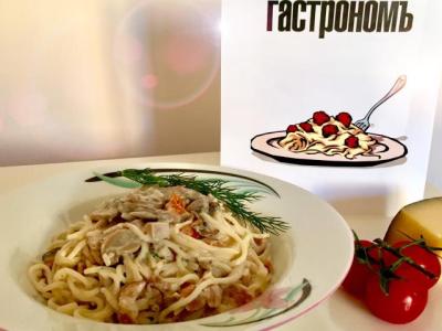 Паста в сливочном соусе с беконом и грибами