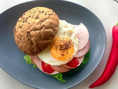 Бургер с яичницей-глазуньей и мясной нарезкой