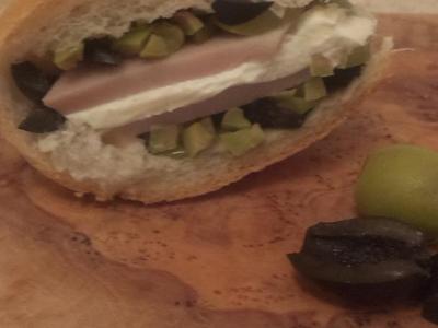 Cэндвич с бужениной, оливками и маслинами