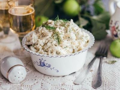 Салат из кальмаров с рисом и яйцом