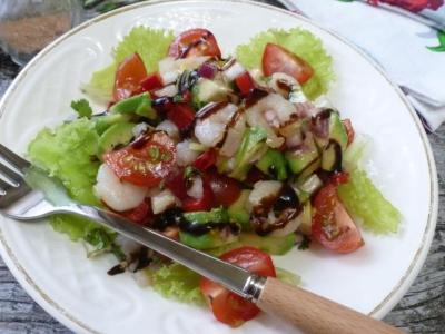 Овощной салат с креветками и авокадо