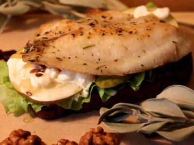 Сэндвич 'Прованс' с рыбой и грушей