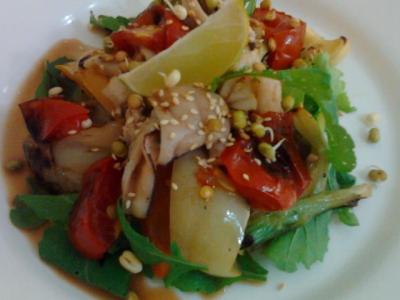 Салат-гриль с кальмарами, овощами и ростками маша