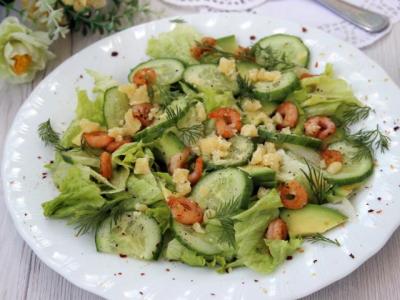 Зеленый салат с креветками и твердым сыром