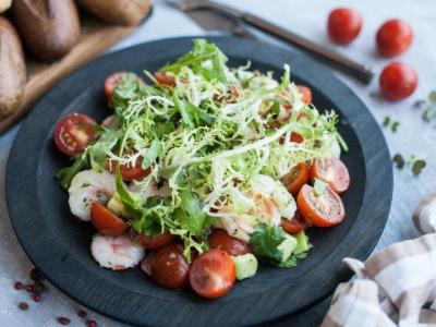 Салат с креветками, авокадо и огуречным соусом с васаби