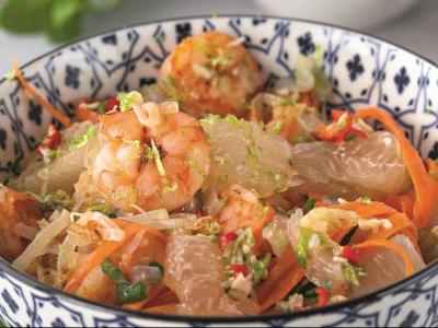 Вьетнамский салат с креветками, помело и жареным шалотом