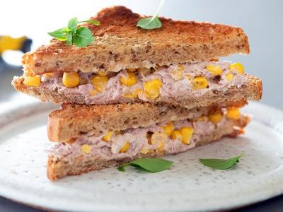 Сэндвич с тунцом и кукурузой на цельнозерновом хлебе