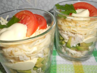 Салат-коктейль с курицей, авокадо и сыром