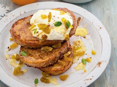 Гренки из пшеничного хлеба с корицей и медом