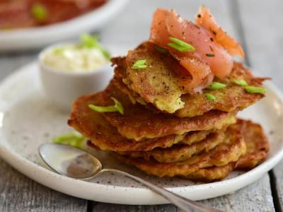 Драники с зеленым луком и сметаной