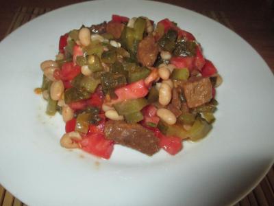 Салат с мясом, фасолью и огурцами