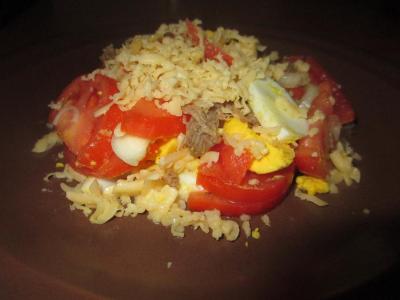 Мясной салат с сыром и помидорами