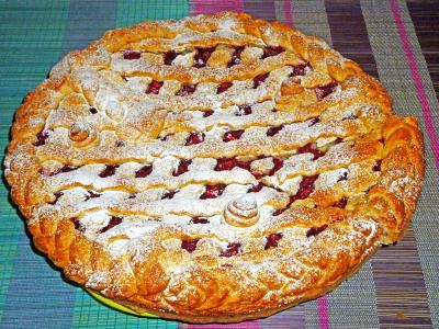 Пирог с яблочно-вишневой начинкой