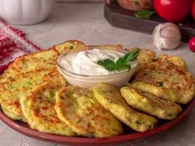 Кабачковые оладьи с курицей