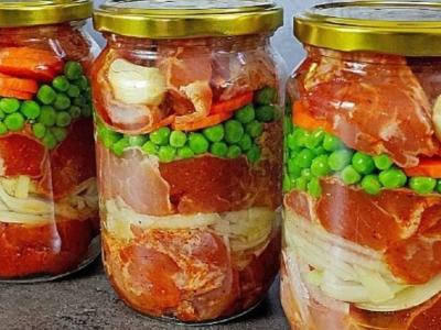 Мясо с овощами и горошком в банке